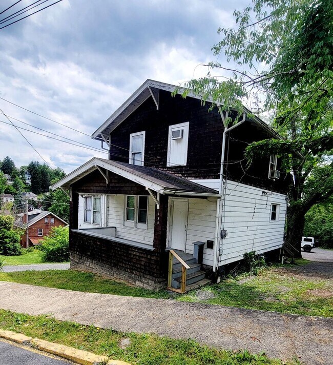Foto del edificio - 5 Bed/2 Bath House Near WVU Main Campus - Available 08/05/2026