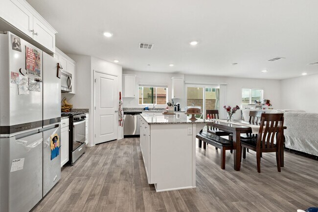 Building Photo - Spacious 4 Bedroom, 2.5 Bathroom Home with...