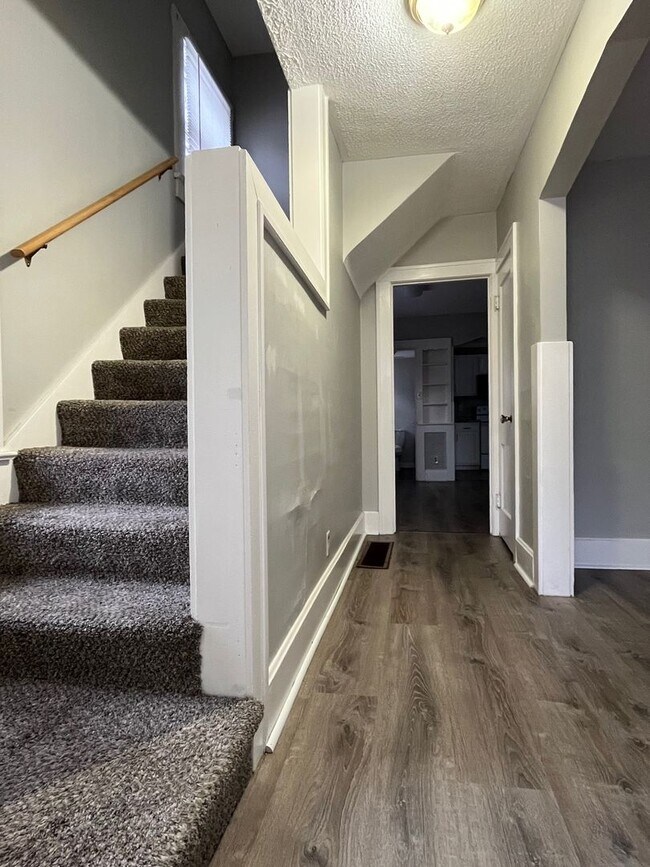 Building Photo - *FIRST MONTH'S RENT FREE*