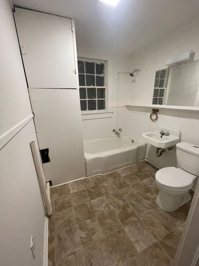 Building Photo - 2 Bedrooms- 1 Bathroom- Apartment in Lindale!