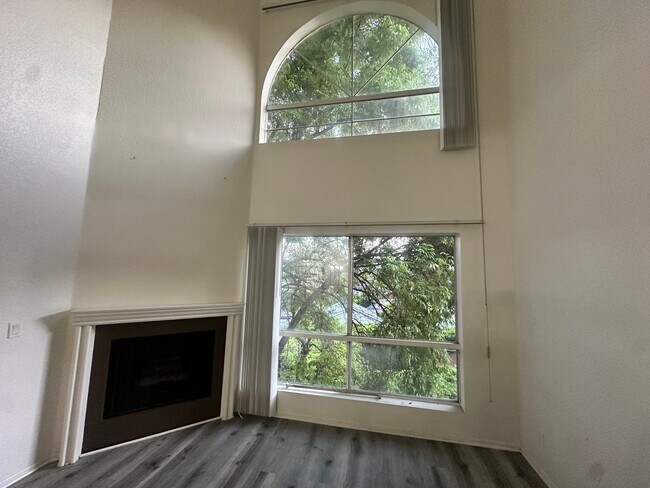 Building Photo - 15009 Moorpark St