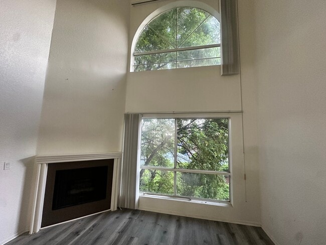 Building Photo - 15009 Moorpark St