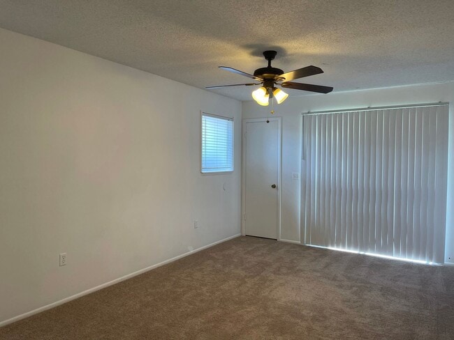 Building Photo - Charming 3 Bedroom/ 2.5 Bath Town Home for...