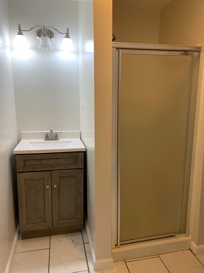 Baño 1 - 717 Maryland Ave