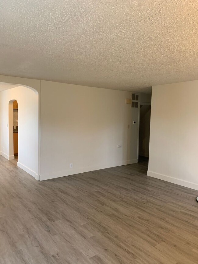 Foto del edificio - Updated 4 Bedroom ~ 1 Bathroom House Near ...