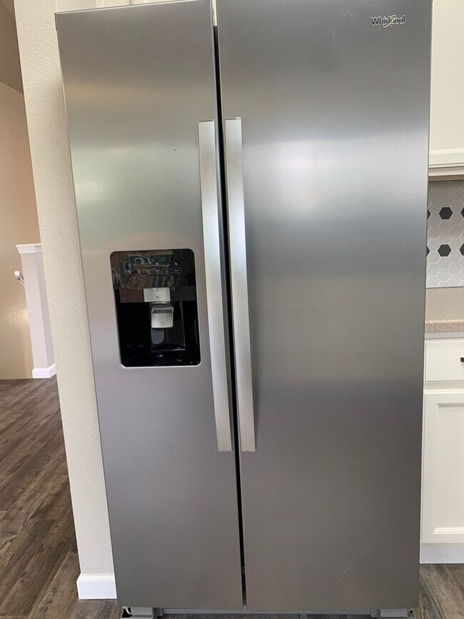 Foto del edificio - *STUNNING* 3 BEDROOM IN STETSON HILLS