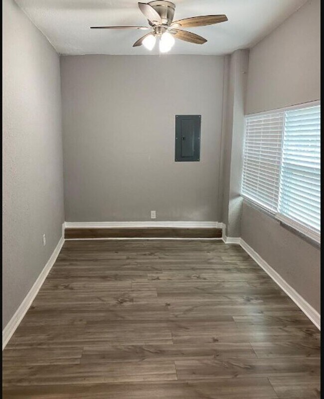 Foto del edificio - Charming Upstairs 2/1 - Available Now!
