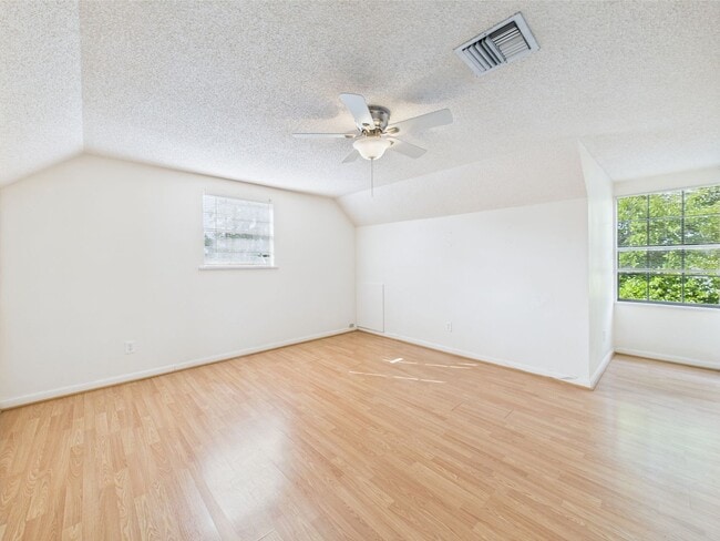 Building Photo - 4 bed / 2 bath Nestled in the vibrant hear...