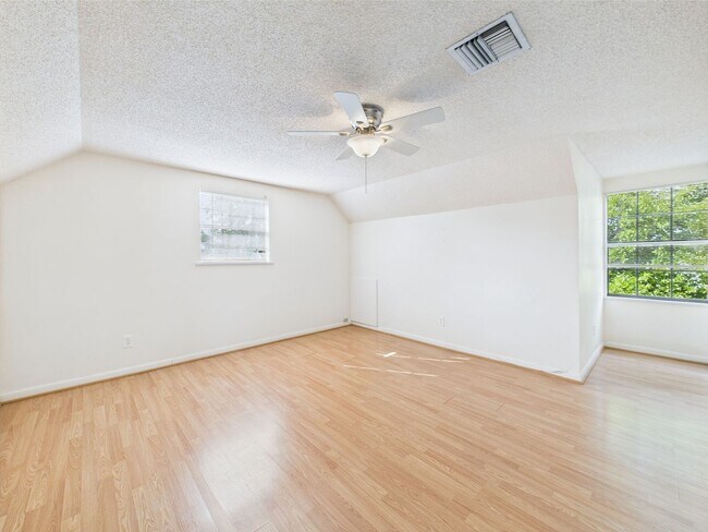 Foto del edificio - 4 bed / 2 bath Nestled in the vibrant hear...