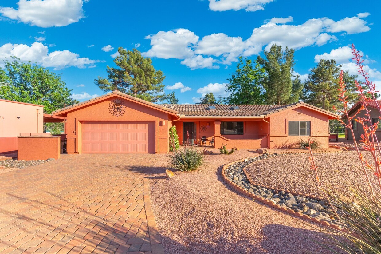 Primary Photo - 105 Chaparral Dr