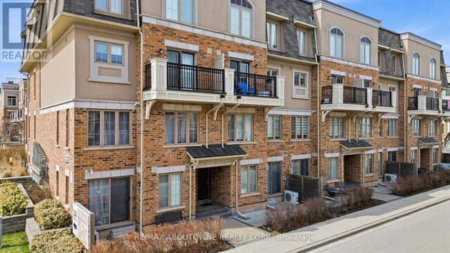 Building Photo - 2441 Greenwich Dr