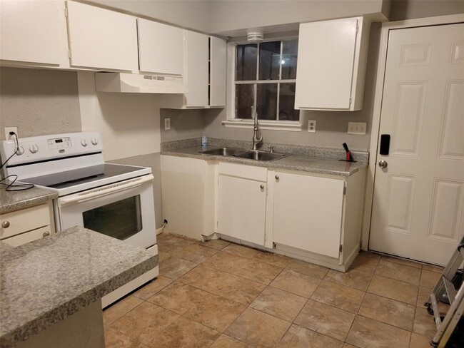 Foto del edificio - 6305 Westward St