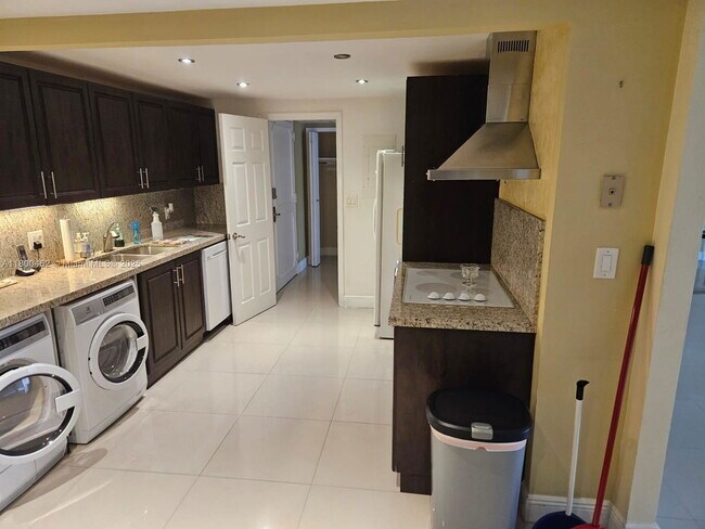 Foto del edificio - 1800 NE 114th St