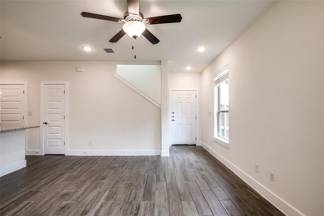 Building Photo - 433 Parkline Dr
