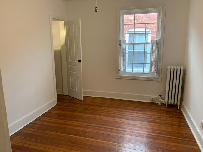 Foto del edificio - 334 E 3rd St