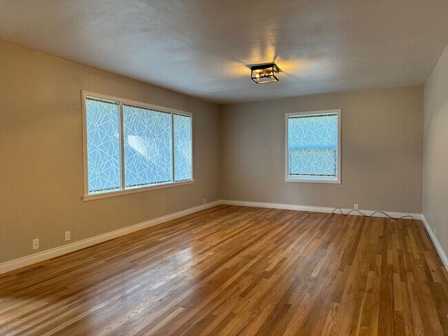 Foto del edificio - Charming 4 bedroom on 1+acre in Renton across from Benson Hill Elementary