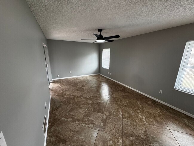 Foto del edificio - Beautifully Maintained 3BR/2BA Home with Fenced Yard & Sunroom in Ocala