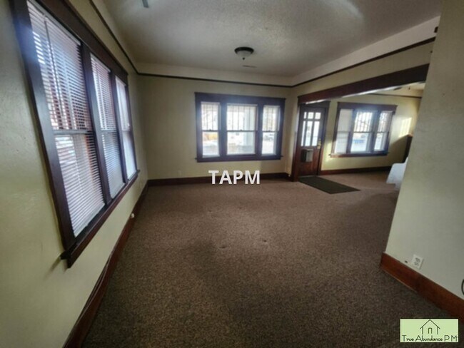 Building Photo - Very Nice 2 Bedroom Main level of house