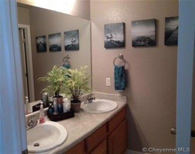 Building Photo - Townhome