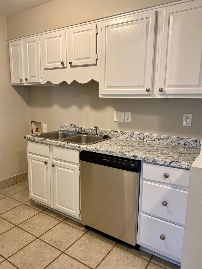 Foto del edificio - 3 bed, 1 bath in Colonial Acres near Quince and Colonial