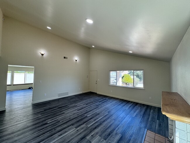 Building Photo - 916 Avenida Ysidora