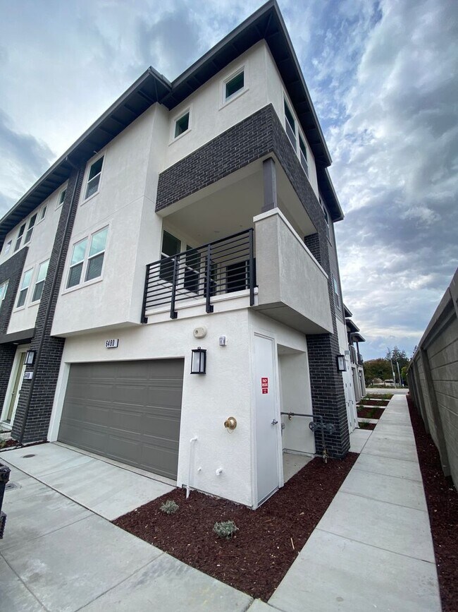 Foto del edificio - Boulevards End Unit Townhouse, 3 Bed / 2.5...