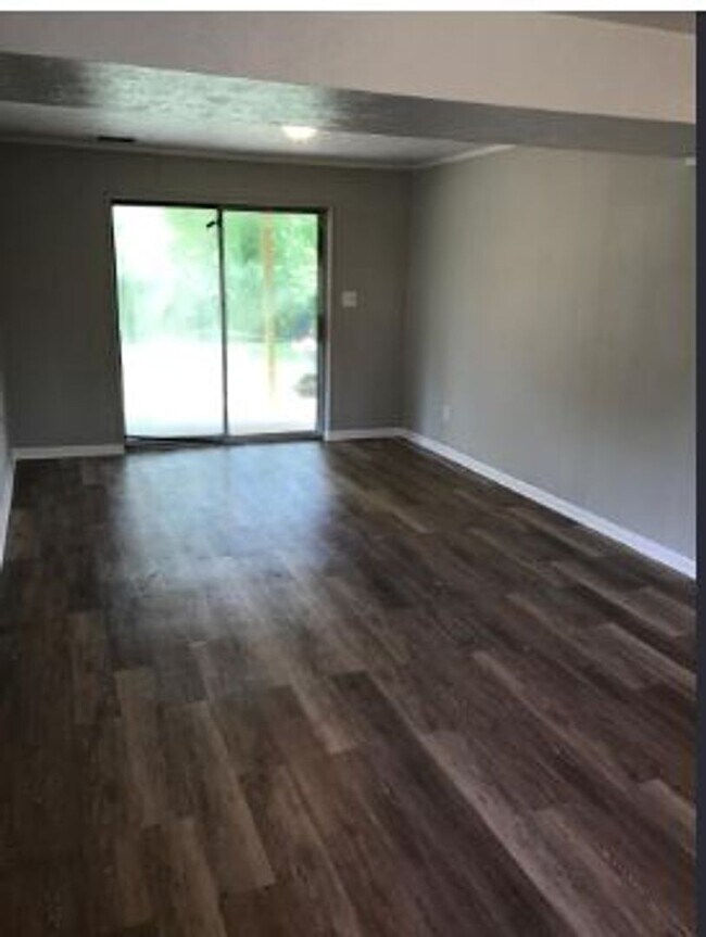 Foto del edificio - 653 Bishop Dr