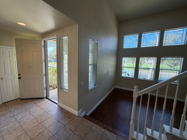 Foto del edificio - Large Home on Corner Lot