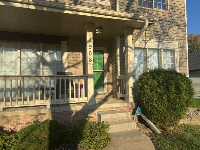 Building Photo - Spacious Papillion home with modern comfor...