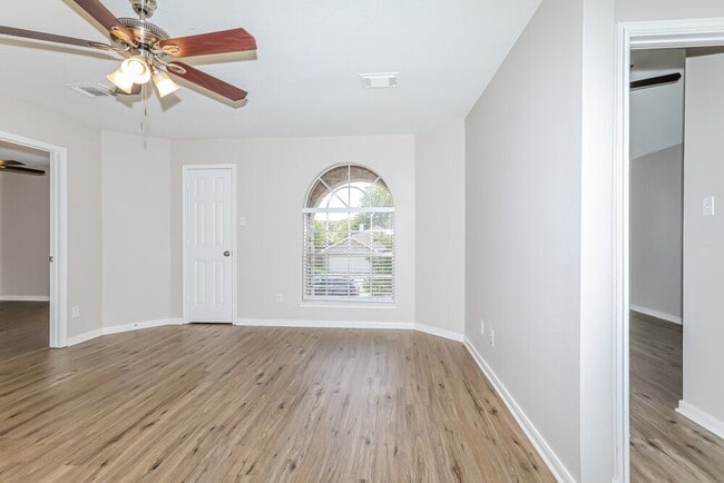 Building Photo - 10410 Enchanted