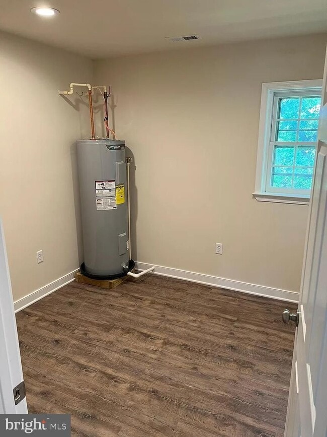 Building Photo - Updated Apartment