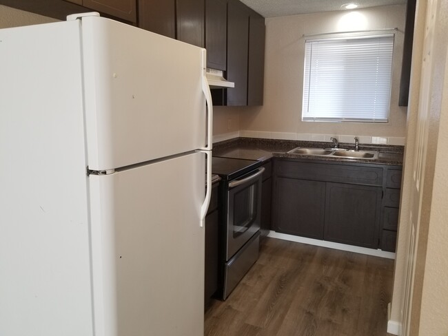 Kitchen - 1811 N Laventure Rd