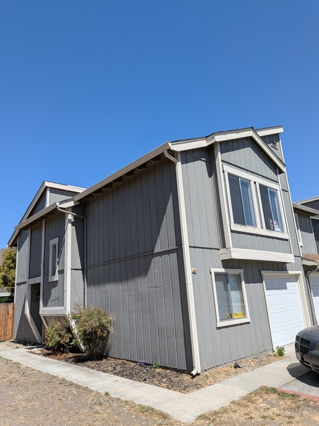 Building Photo - 960 Memorial Dr