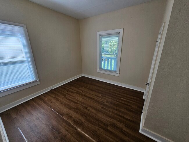 Building Photo - 319 W Linden Ave