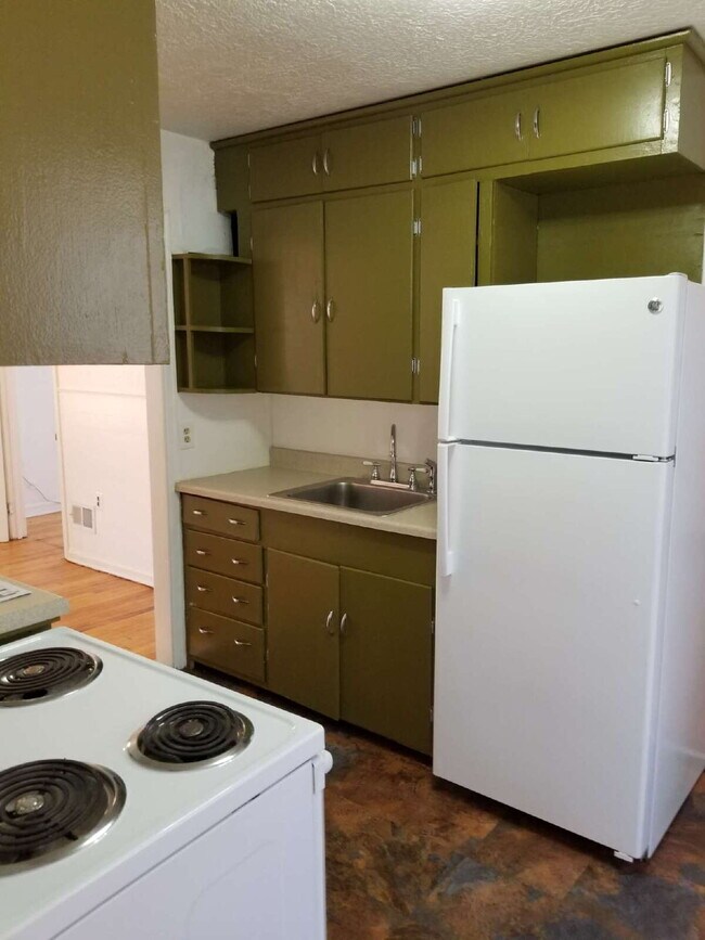 Building Photo - TWO BEDROOM HOME WITH GARAGE