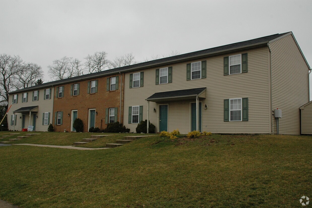 10 Diamond Spring Cir Apartments in Akron, PA