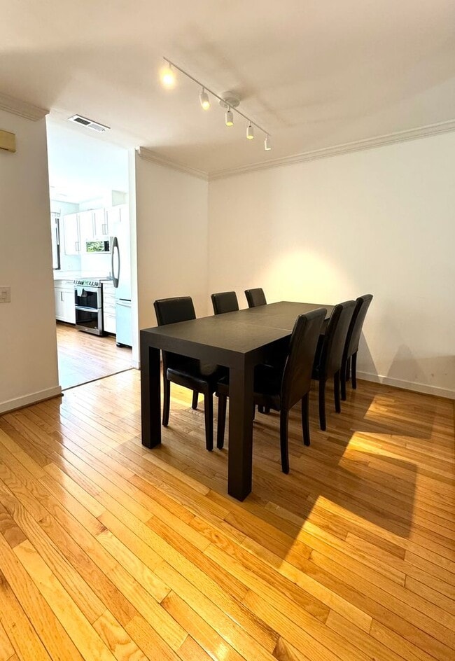 Foto del edificio - Luxurious 3-Bedroom Townhome in Fairmount!...