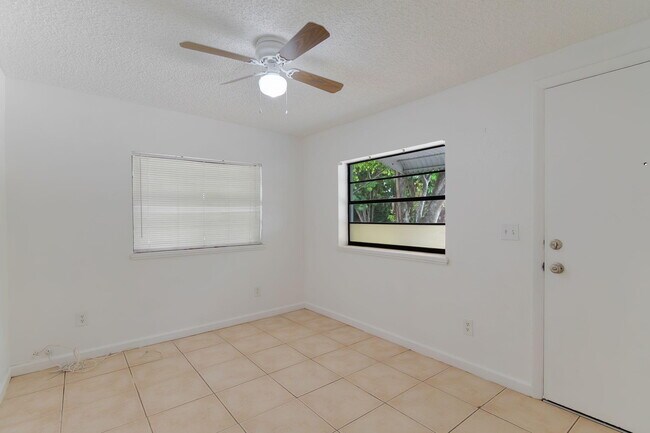 Foto del edificio - 4943 SE Flounder Ave