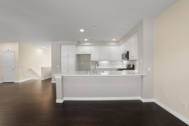 Foto del edificio - Charming 2BR Townhome in Rancho Cucamonga ...