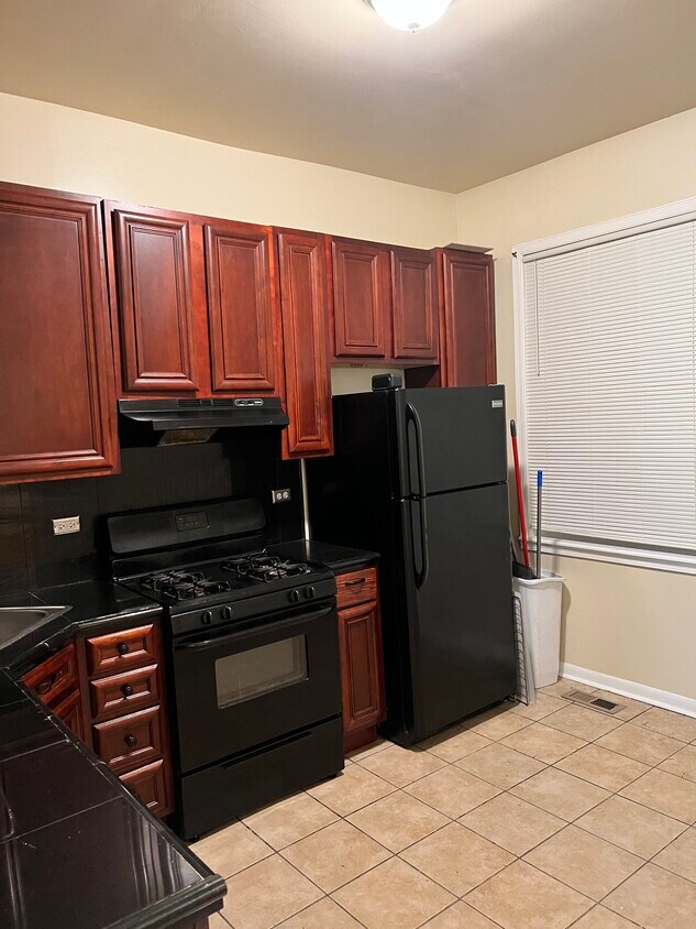 Foto principal - 7237 S Champlain Ave