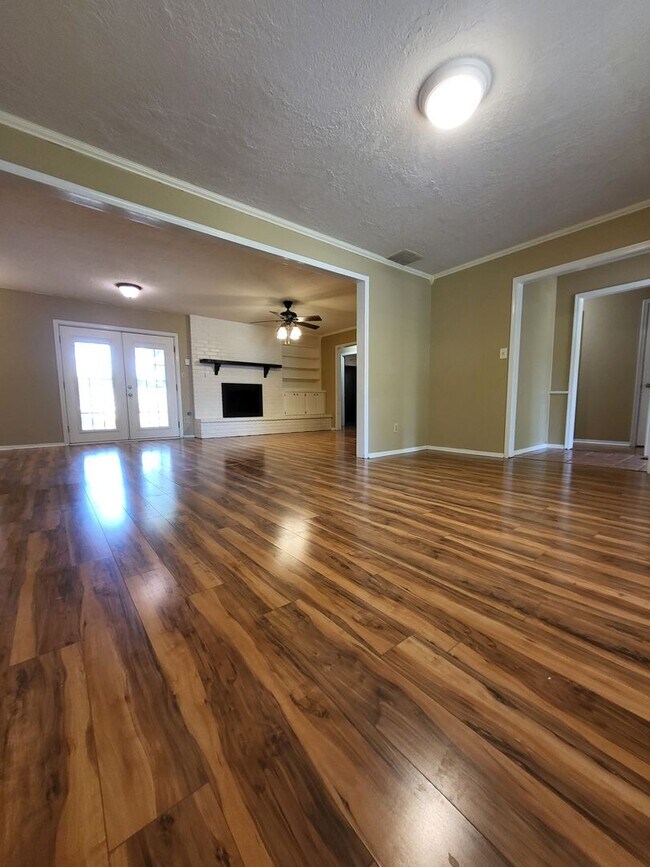 Foto del edificio - (4) Bed/(2) Bath + (2) Living Areas Avail ...