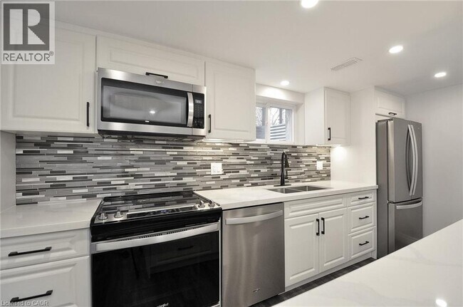 Photo du bâtiment - 83 Burbank Rd
