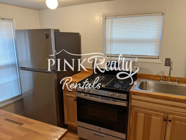 Building Photo - Nice 2 Bedroom in Desirable Manitou Springs!