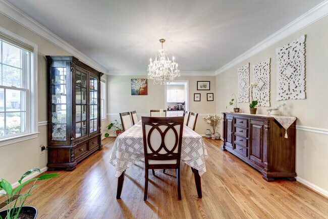 El comedor tiene espacio para muebles grandes. - 10108 Donegal Ct