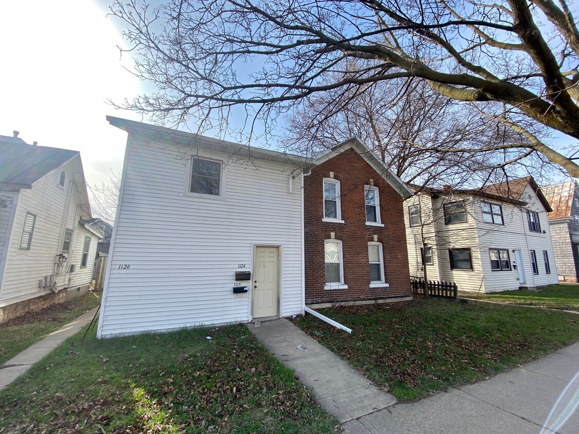 Primary Photo - 1124 West Ave S