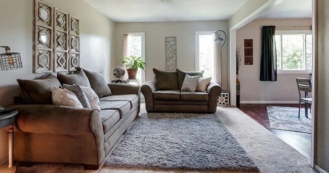 Building Photo - 2127 Skyhawk Dr