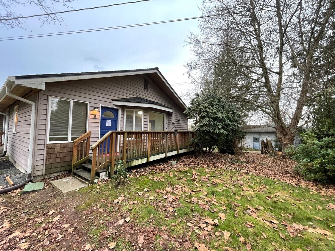 Foto principal - Rambler Style Duplex on approximately 5 acres