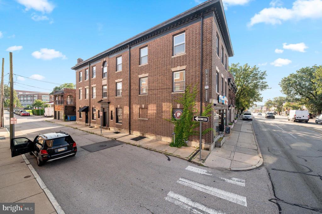 Foto principal - 834 W Lancaster Ave