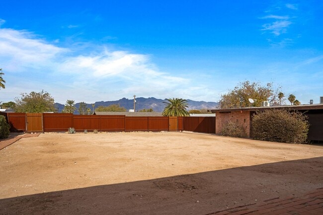 Building Photo - 2230 E Spring St