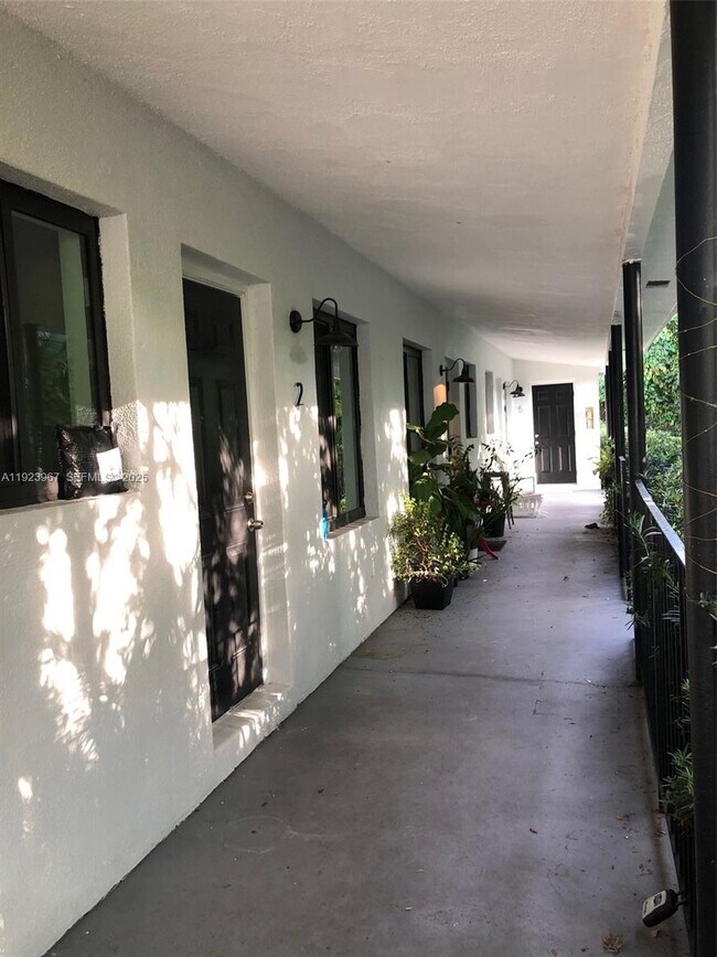 Foto del edificio - 570 NE 69th St